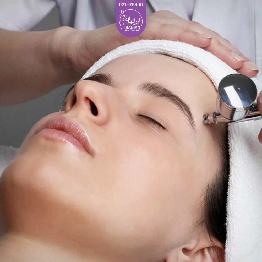 پزشکی که دستگاه درمااکسی را روی شقیقه فرد قرار داده است