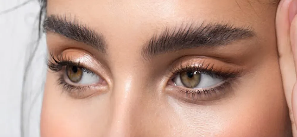 فردی که به یک سمت نگاه میکند و با یک دست شقیه اش را به سمت بالا میکشد