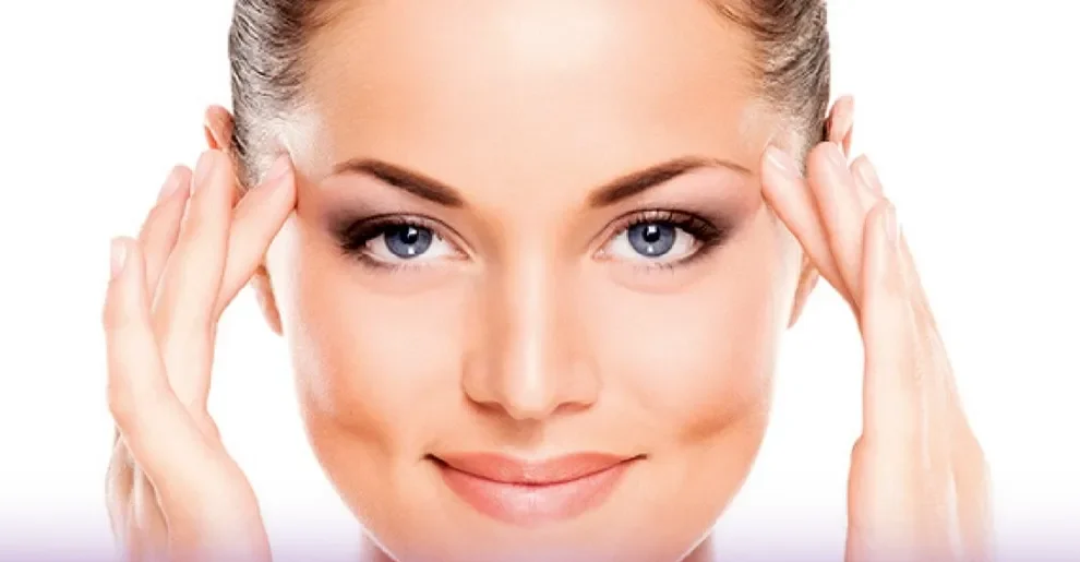 خانم خوشحالی که به رو به رو نگاه میکند و دودست خود را روی شقیقه هایش انجام قرار داده است