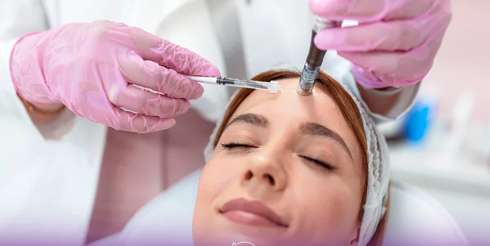 عکس از نحوه مزونیدلینگ صورت که توسط پزشک روی پیشانی دختر انجام می شود