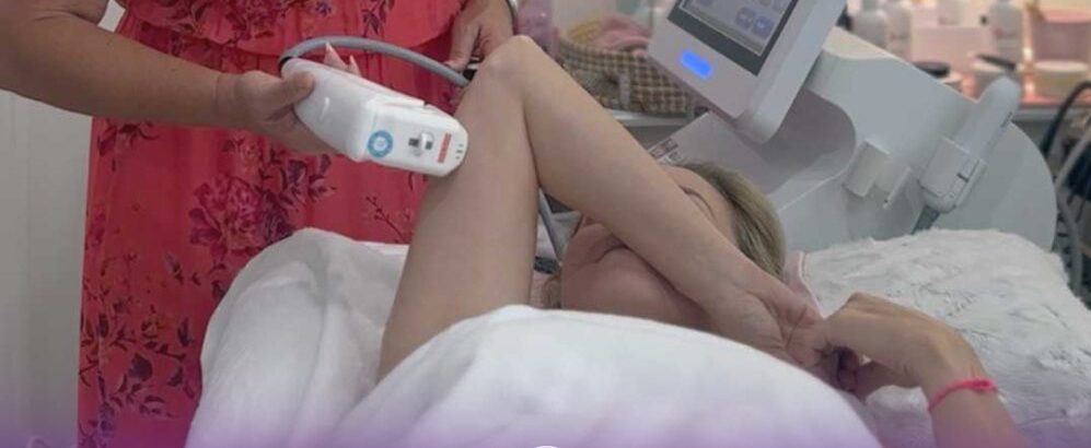 زن که دراز کشیده است و اپراتور بازوهای او را هایفوتراپی می کند