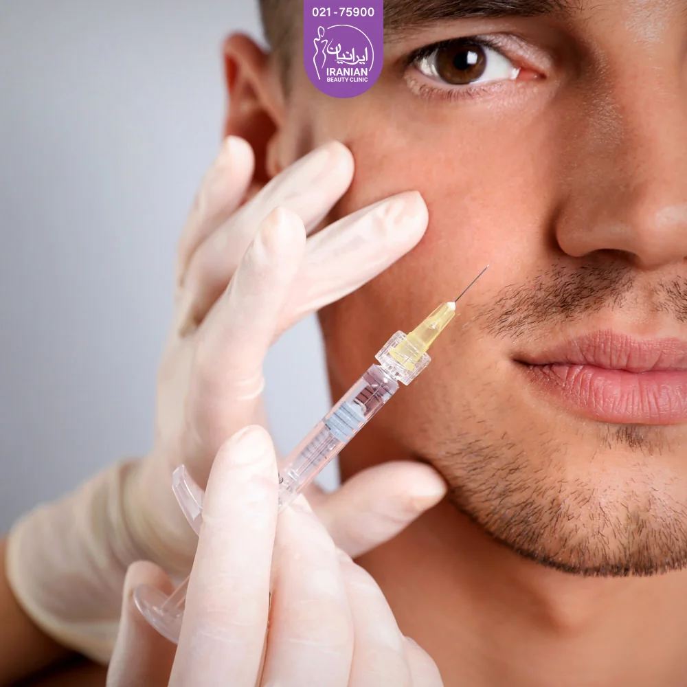 صورت مرد جوان و پزشکی که سرنگ بوتاکس را جلوی گونه او نگه داشته است - بوتاکس گونه