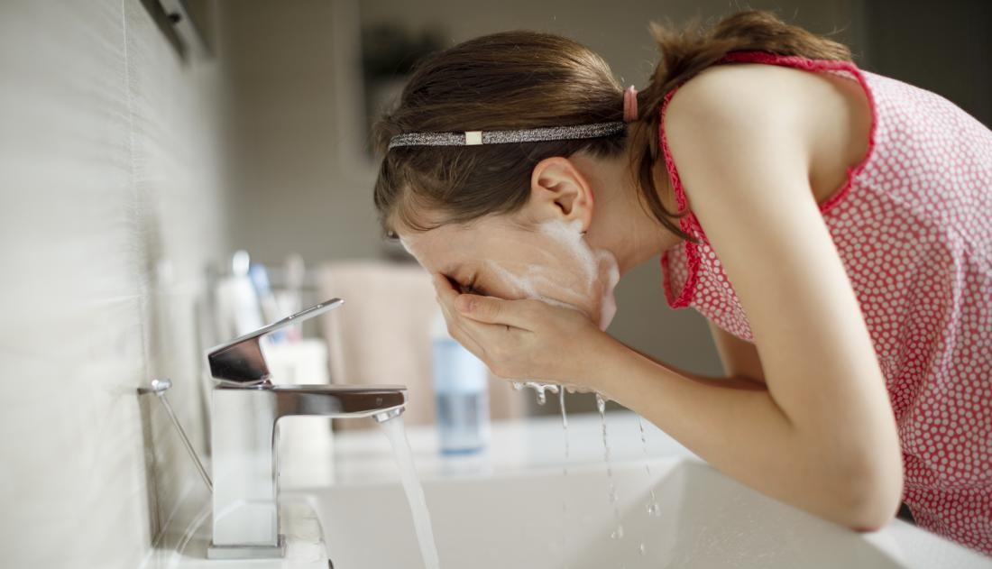 شستن آرایش صورت - از بین بردن جای جوش