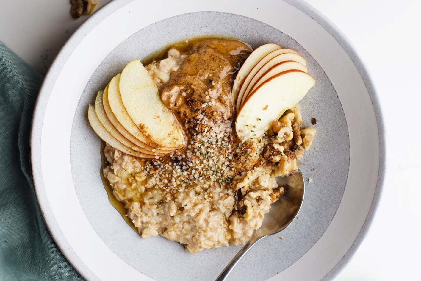 اوتمیل سیب و دارچین - طرز تهیه اوتمیل رژیمی