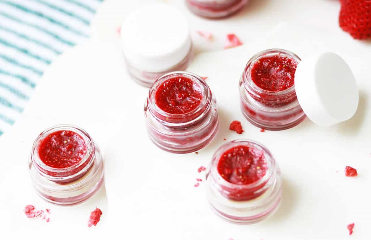 بالم لب توت فرنگی - بالم لب خانگی