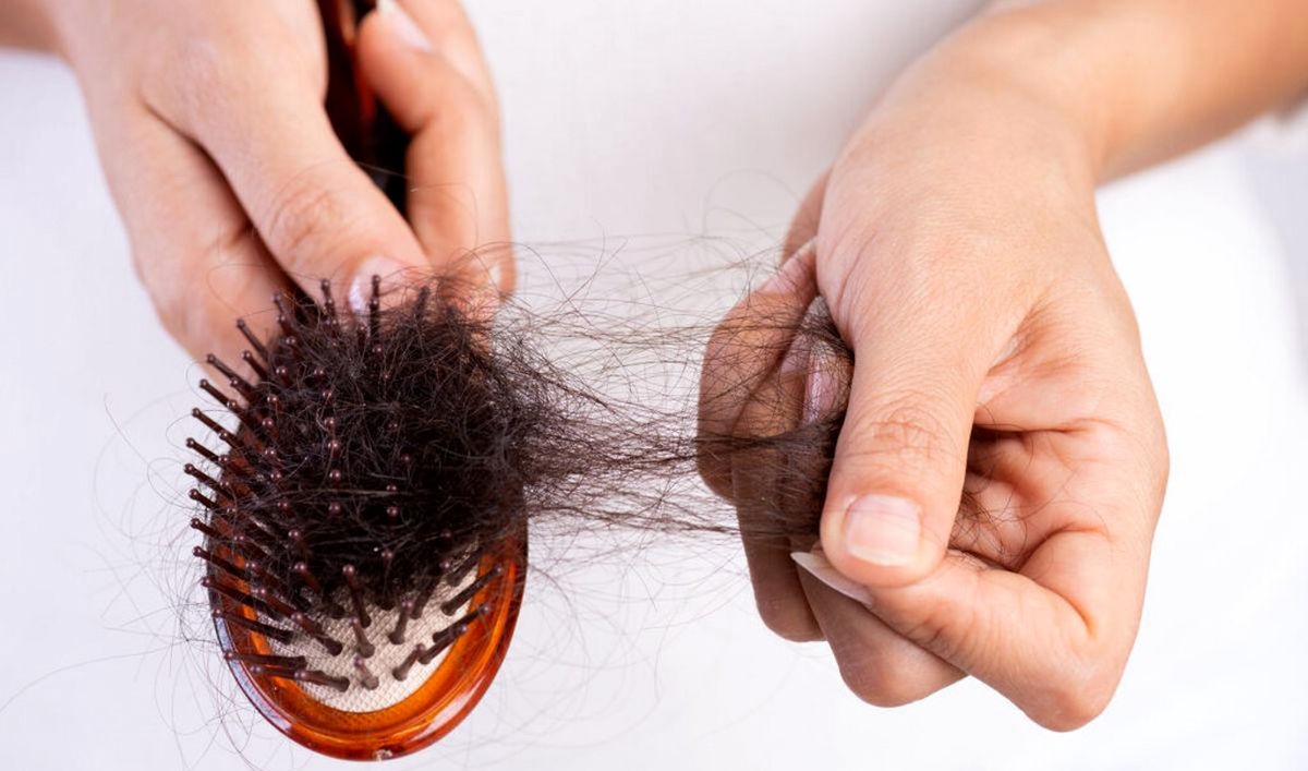 شانه زدن مو - درمان ریزش مو