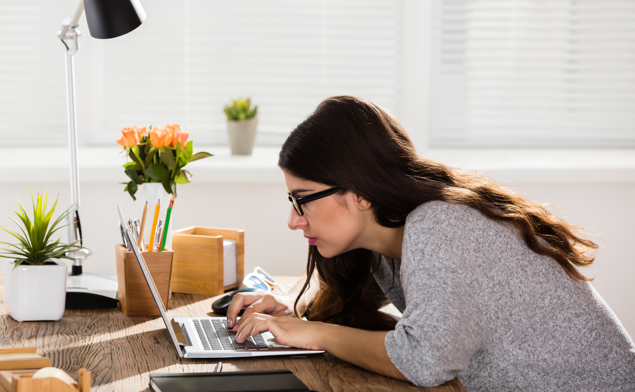 نحوه صحیح نشستن پشت میز - درمان قوز کمر