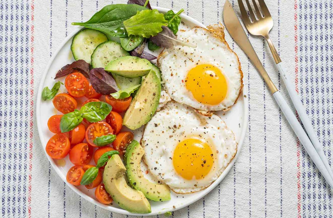 سالاد تخم مرغ و آووکادو - صبحانه رژیمی بدون نان