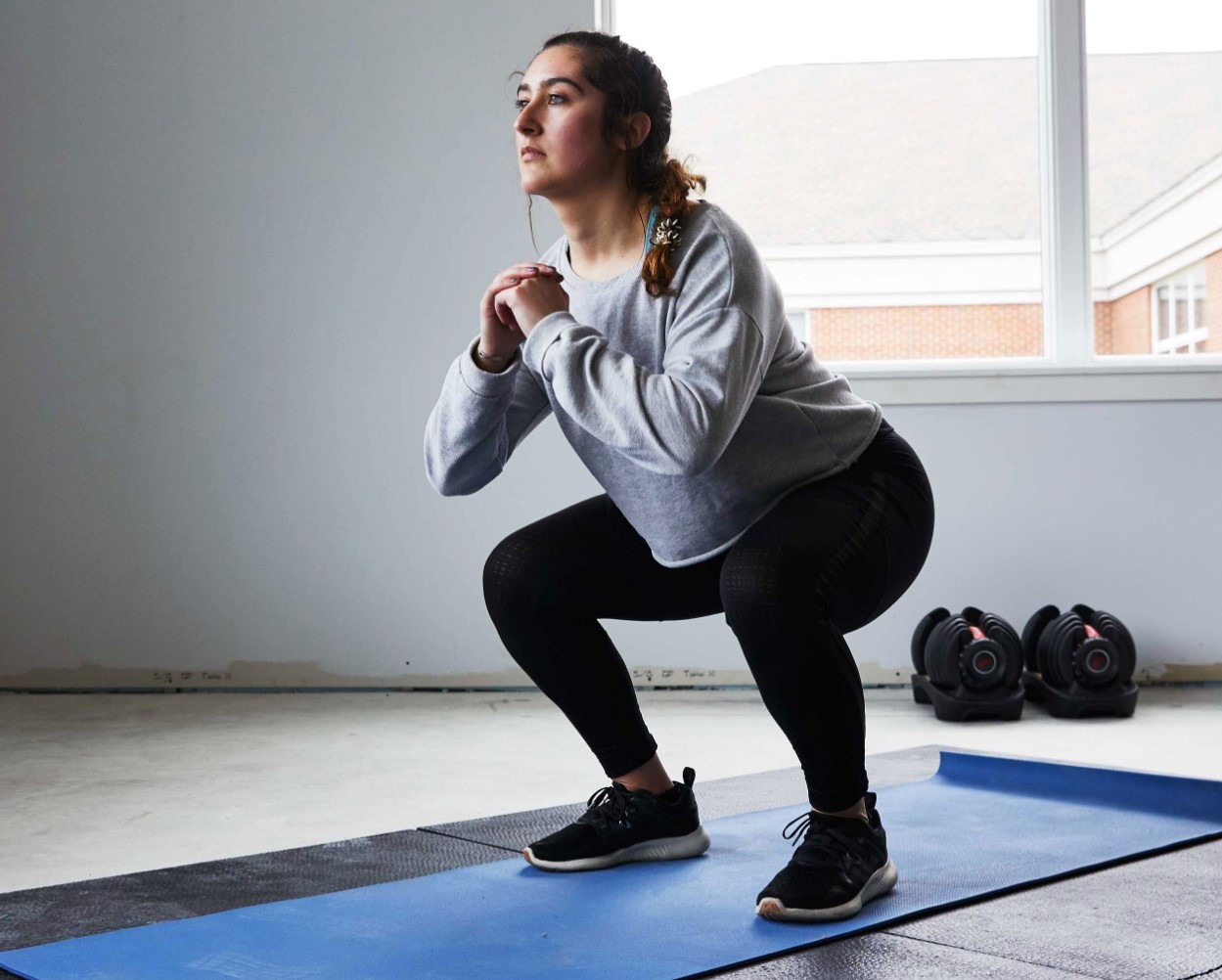 نحوه صحیح اسکوات زدن در خانه - حرکت اسکوات در خانه