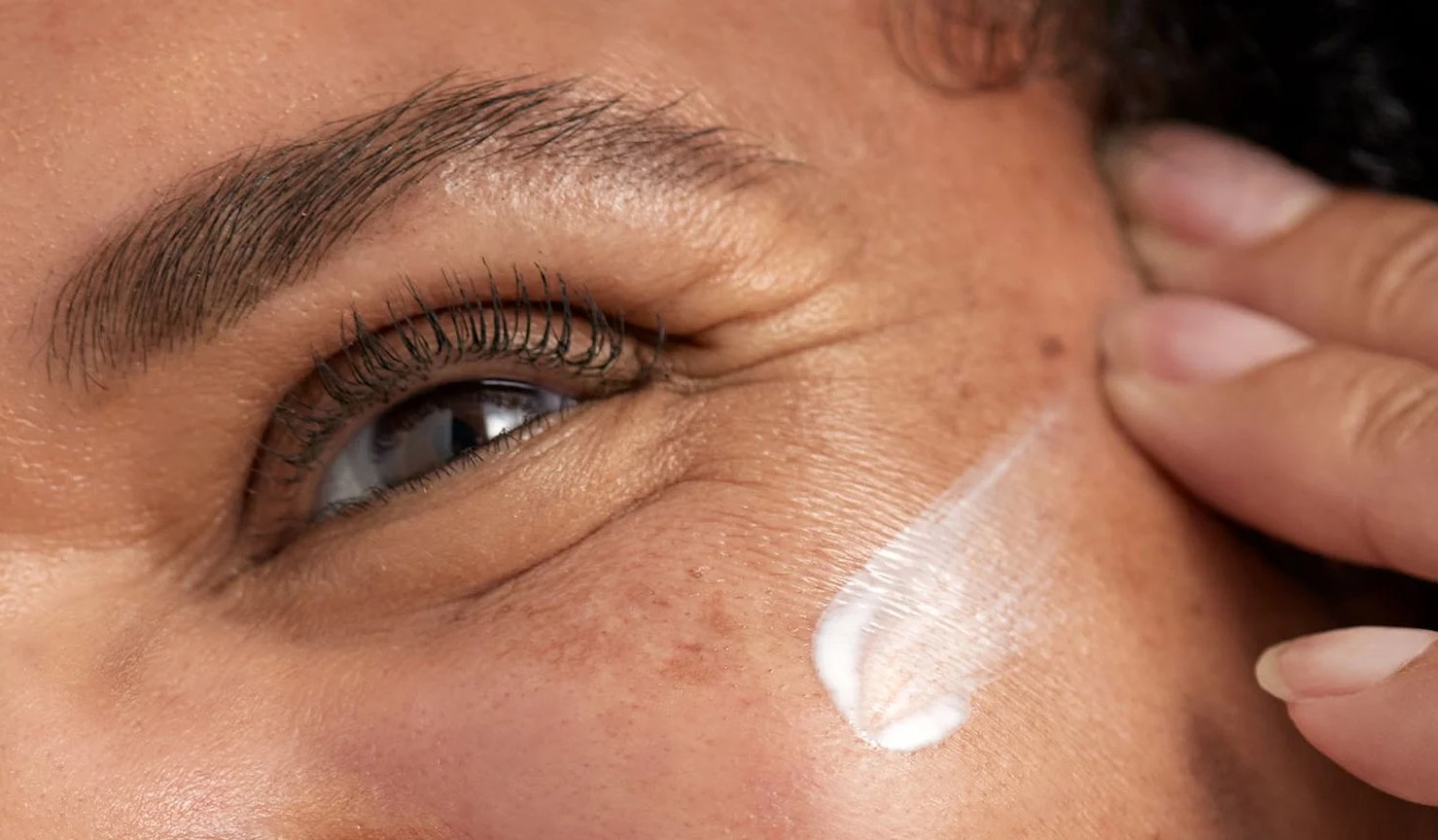 رفع چروک دور چشم - کرم رفع چروک پنجه کلاغی