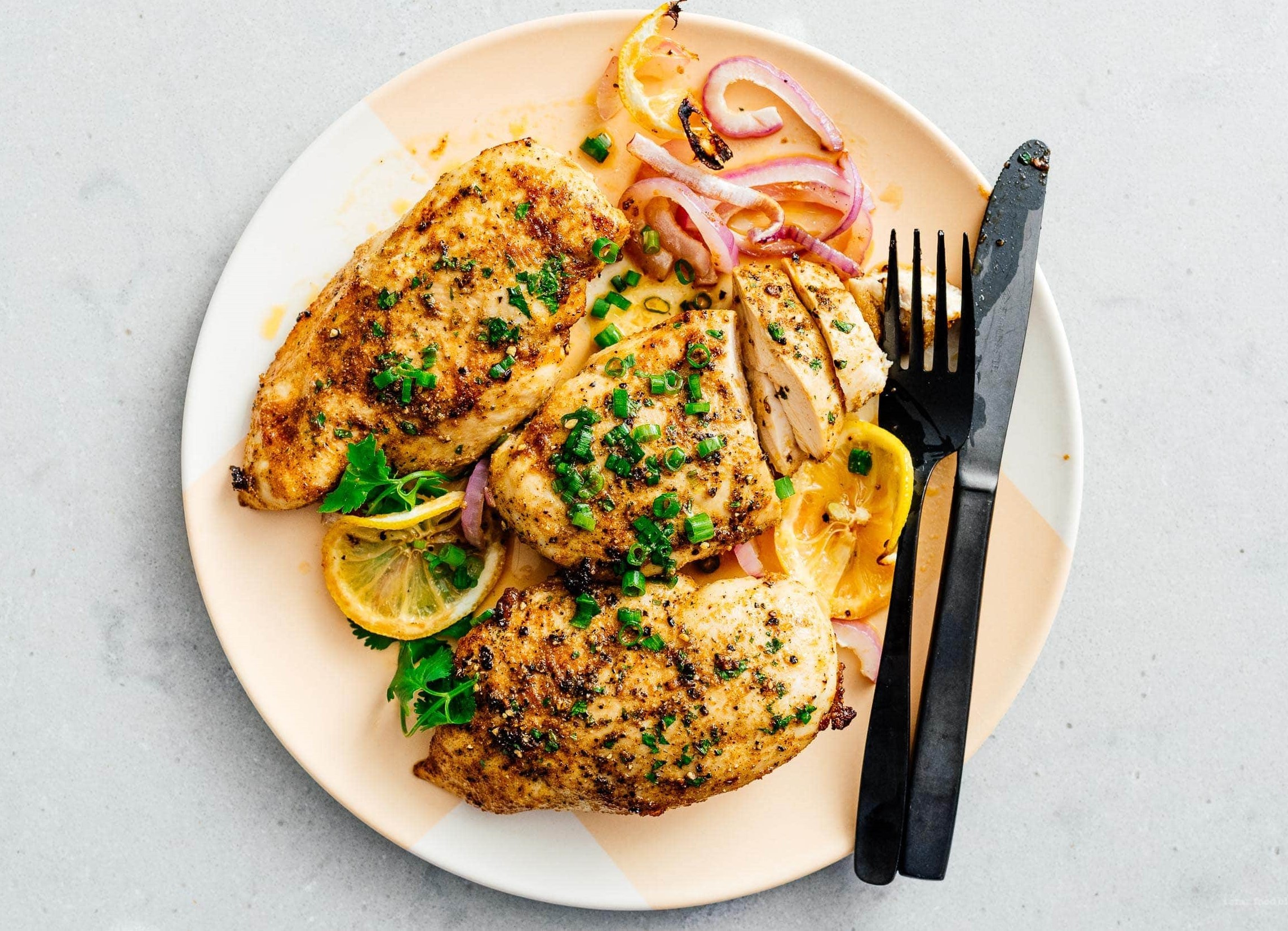 فیله مرغ رژیمی - مزه دار کردن فیله مرغ