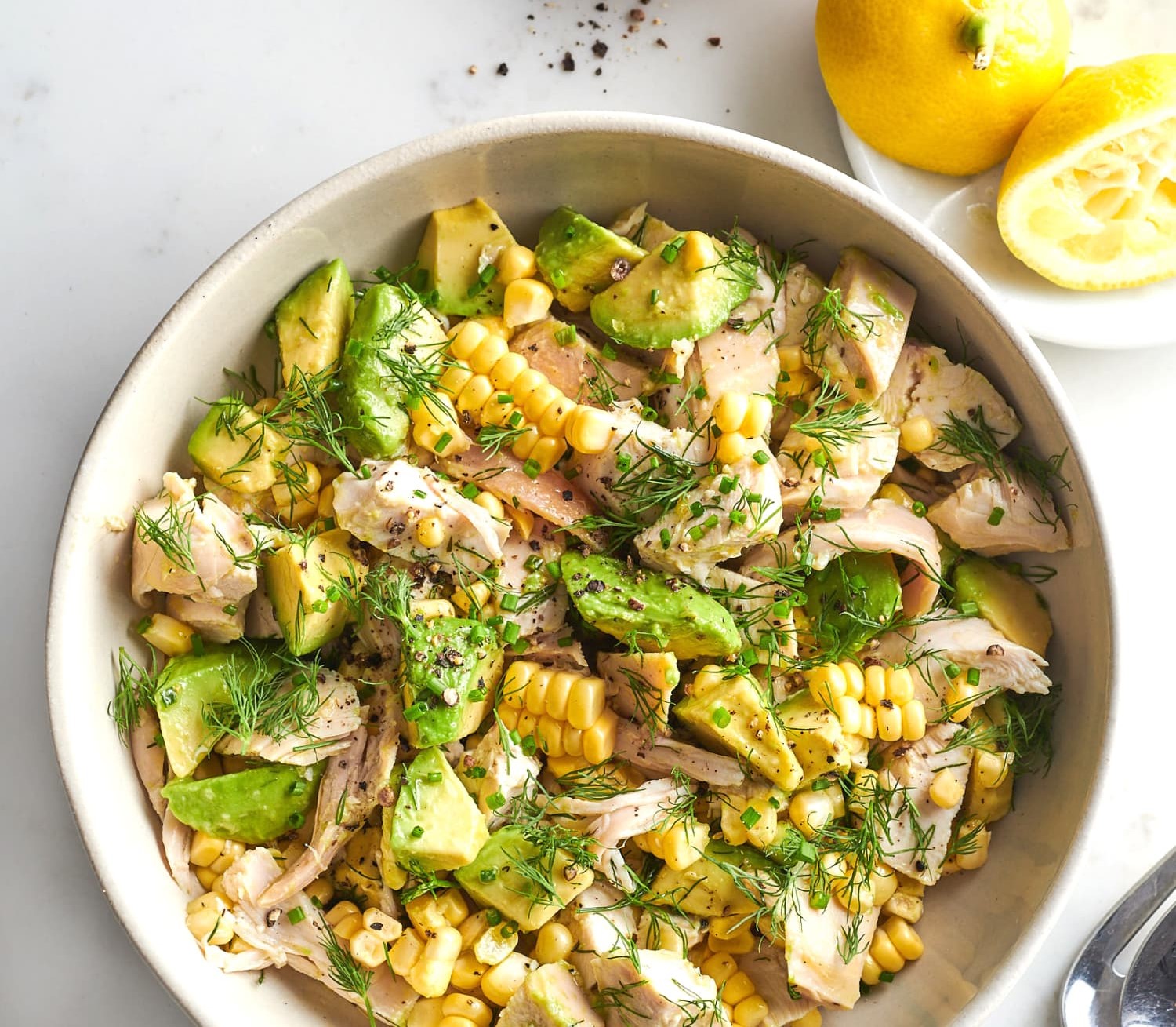 سالاد مرغ و آووکادو - غذاهای رژیمی بدون نان و برنج