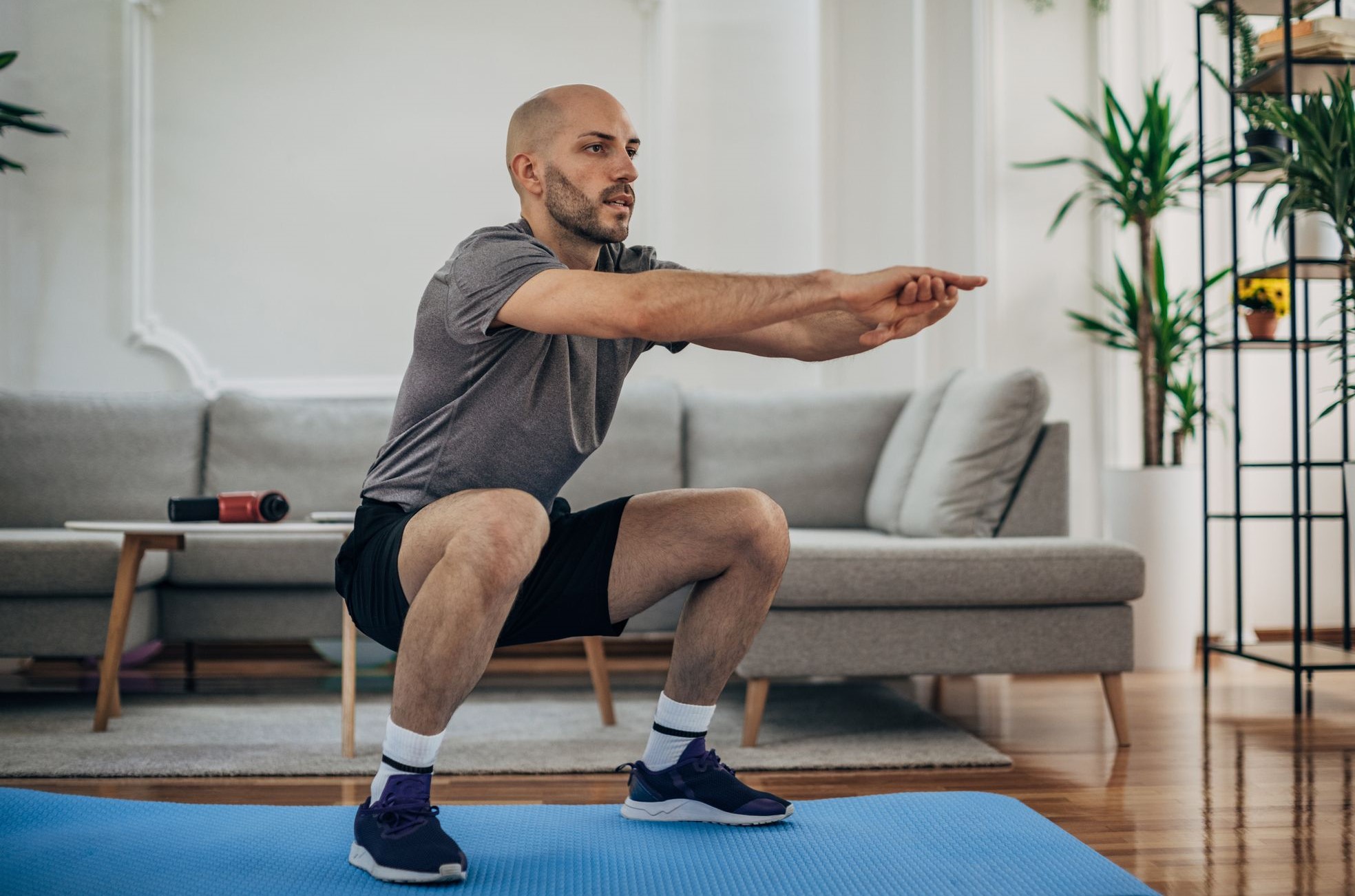 اسکوات - ورزش برای باسنی بزرگ در خانه