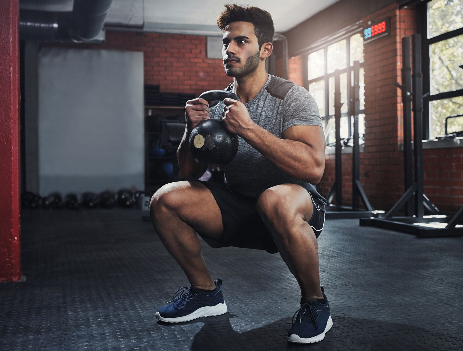 نحوه صحیح اسکوات زدن - حرکت اسکوات در خانه