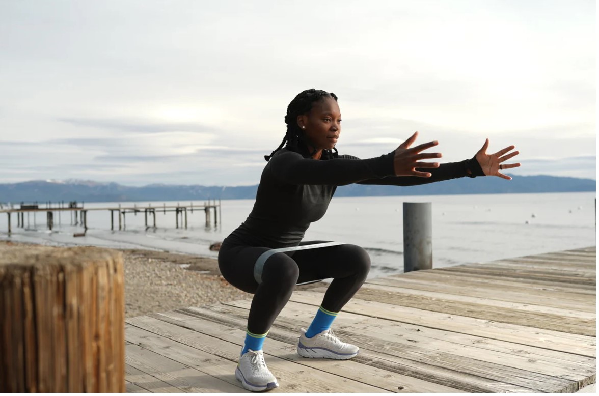 اسکوات با کش - ورزش برای باسنی بزرگ در خانه