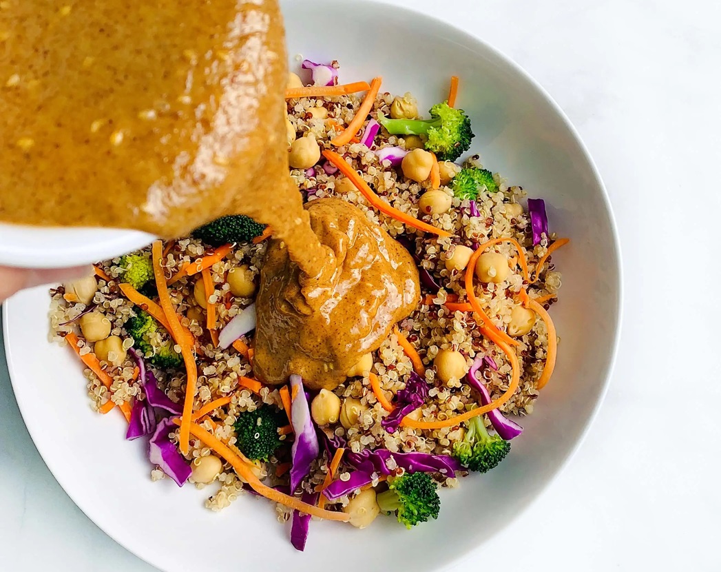 سالاد کینوا - غذاهای رژیمی بدون نان و برنج