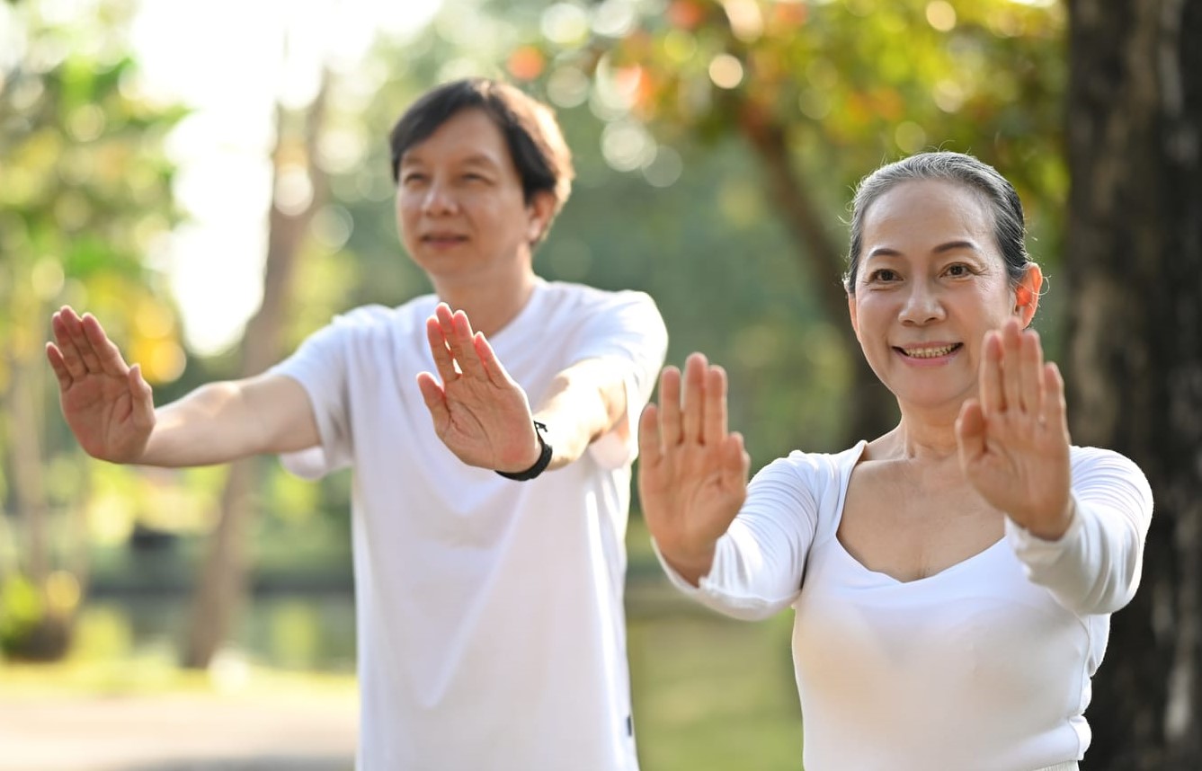 بهترین ورزش برای میانسالان - ورزش تای چی در خانه