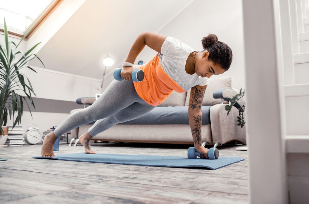 پلانک با دمبل - لاغری بازو در خانه