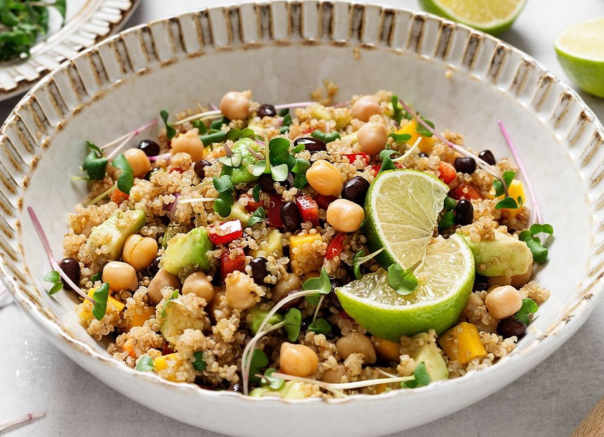 سالاد کینوا - سالاد کینوا با نخود