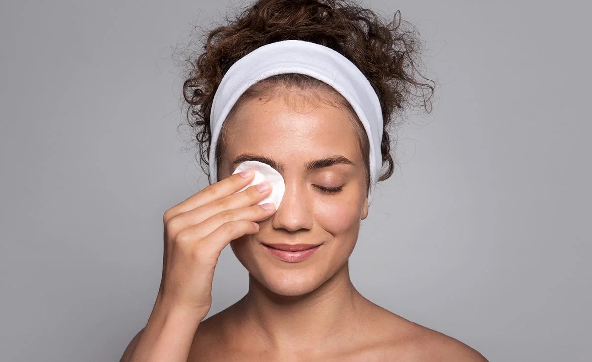 پاک کردن آرایش چشم - پاکسازی پوست در خانه