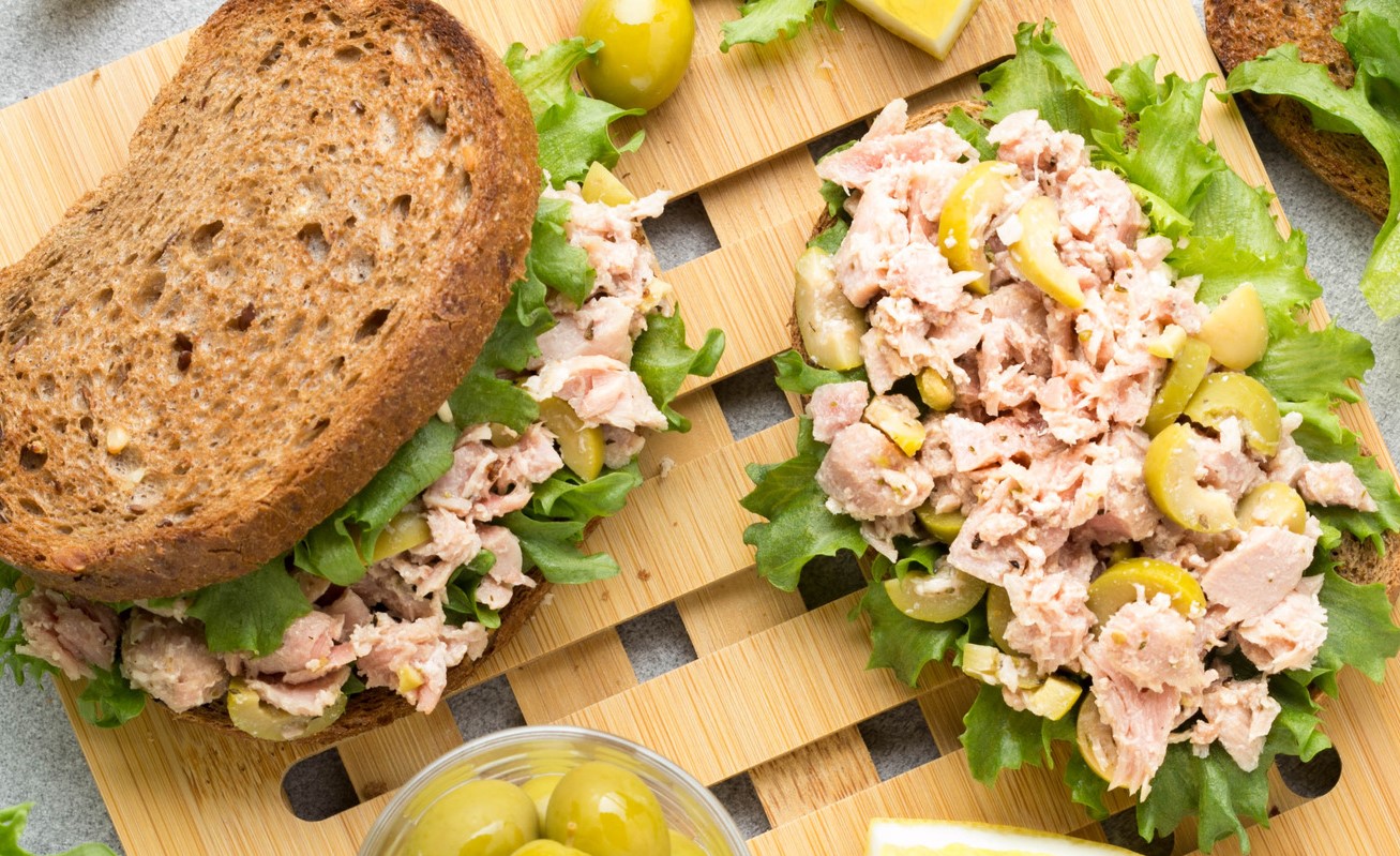 تن ماهی و کاهو - غذای رژیمی با تن ماهی