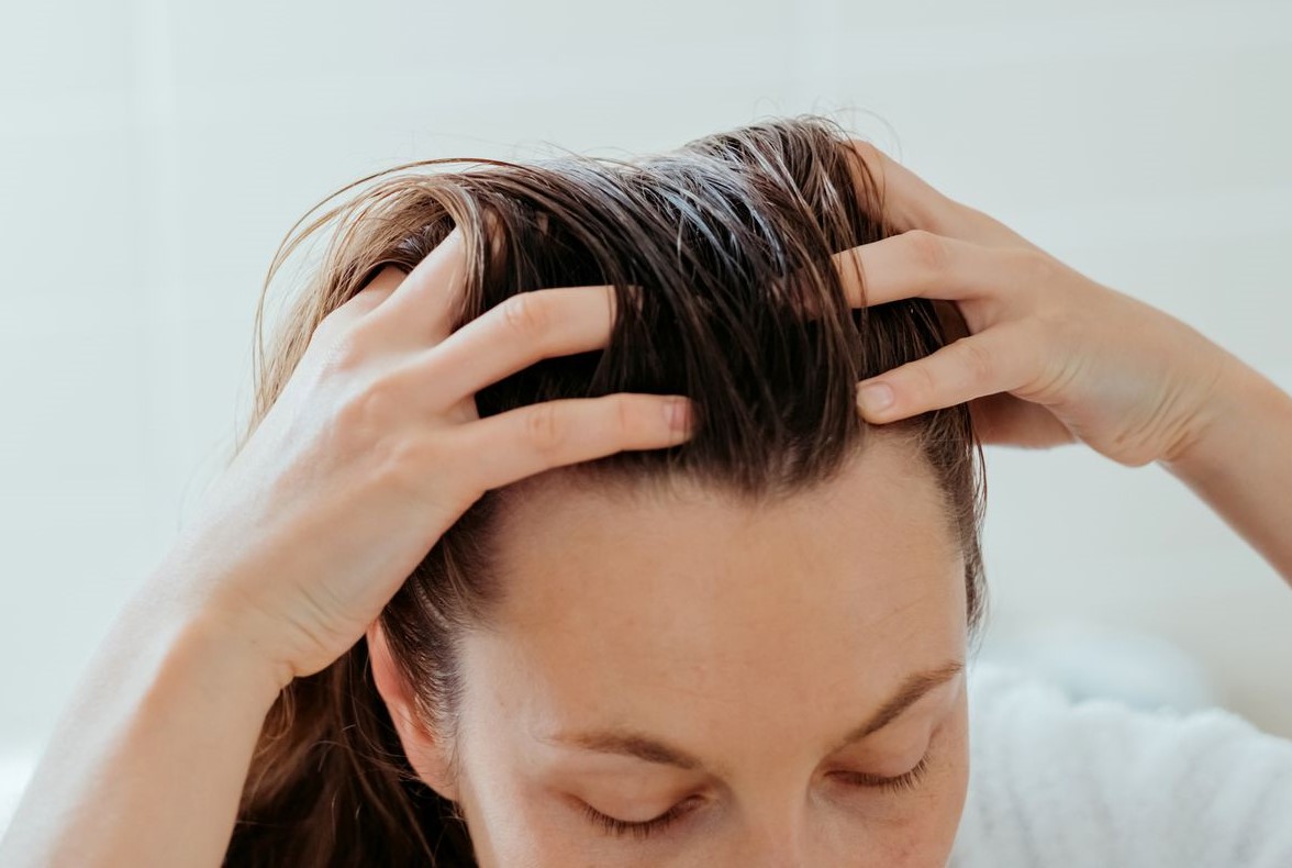 درمان خشکی مو با ماسک خانگی - درمان موهای سوخته با سرکه سیب