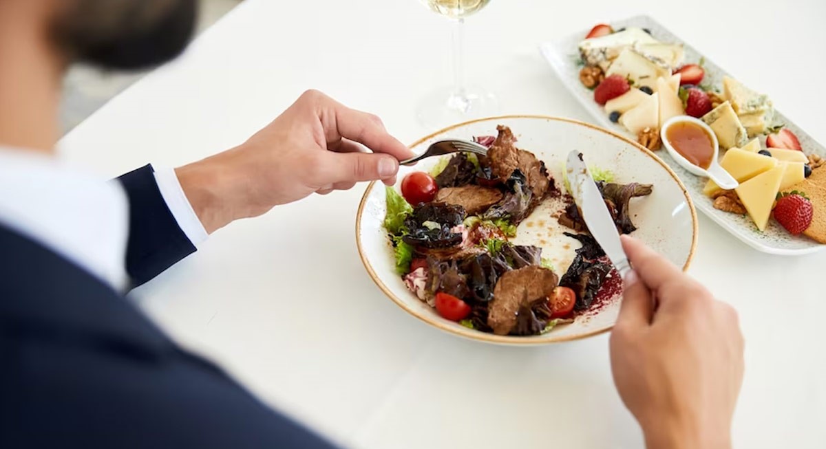 بهترین زمان خوردن شام - بهترین زمان غذا خوردن برای لاغری