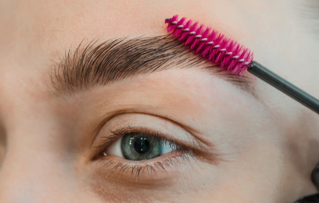 خواص روغن رزماری - تقویت ابرو با روغن رزماری