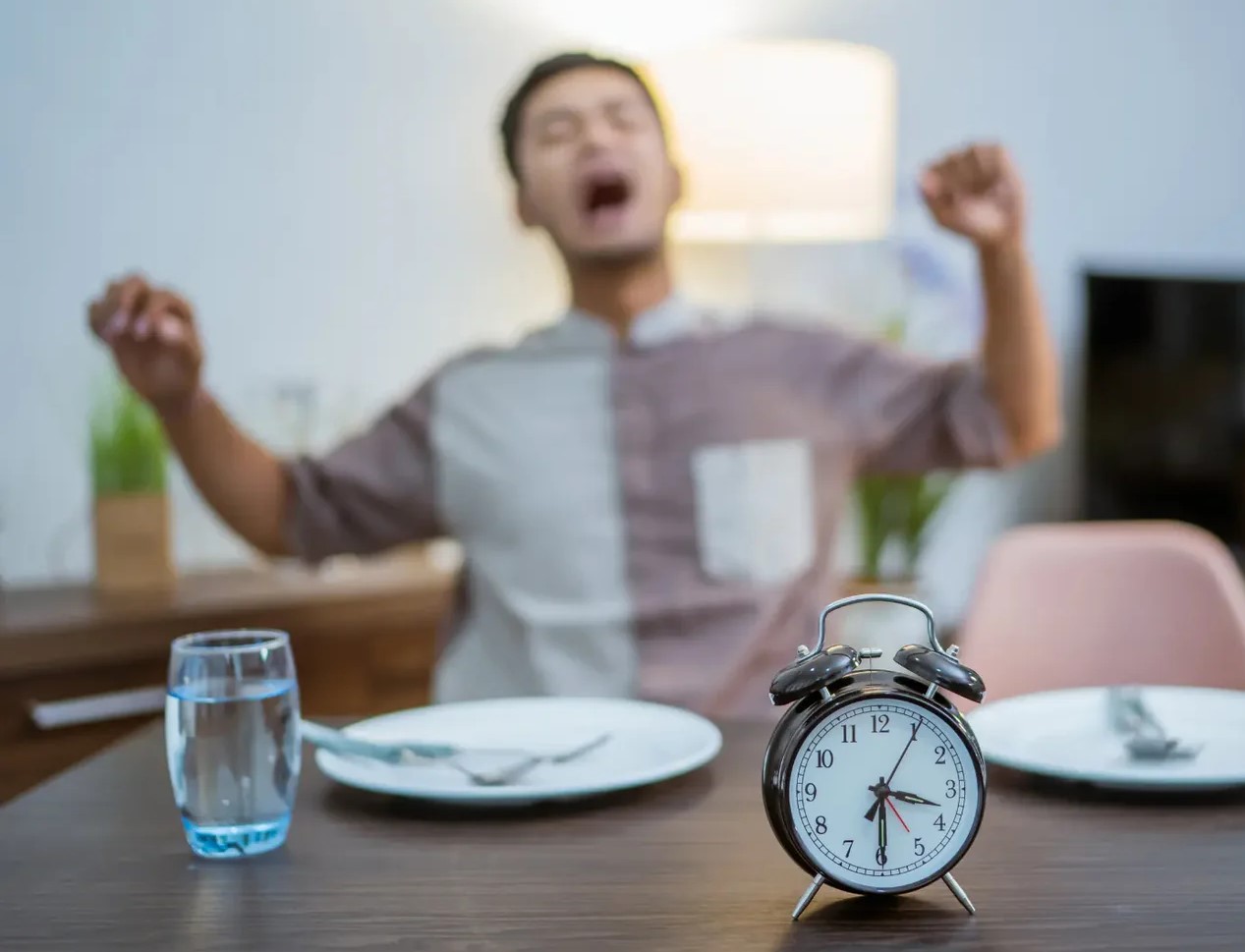 خوابیدن بعد از غذا - عوارض خواب بعد از صبحانه