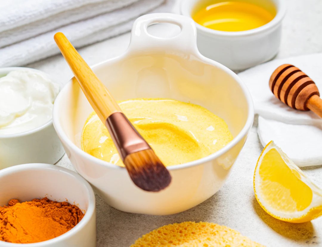 ماسک خانگی زردچوبه و ماست - درمان قطعی لک صورت با زردچوبه