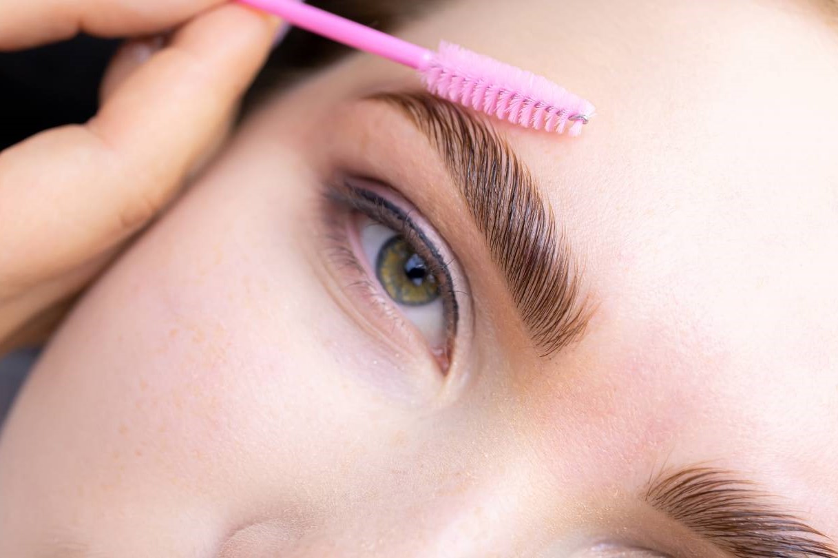 درمان ریزش ابرو - تقویت ابرو با روغن رزماری