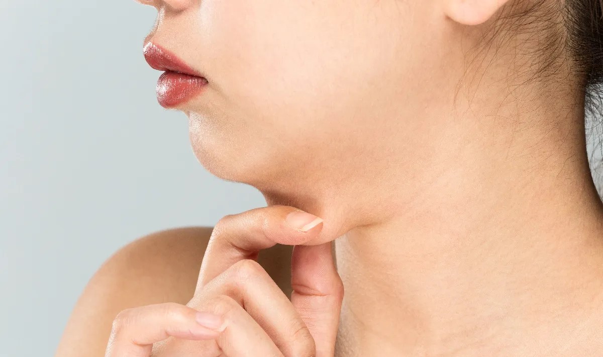 غبغب - فواید آدامس جویدن برای غبغب