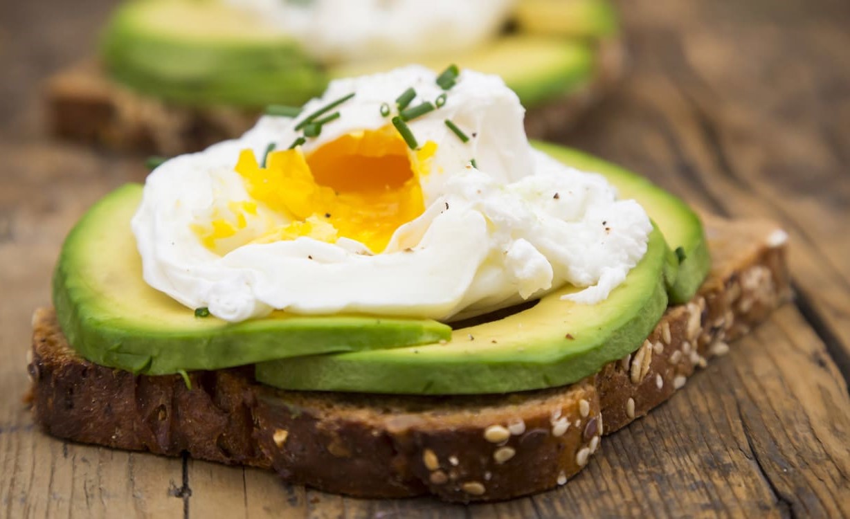 ساندویچ تخم مرغ و آووکادو - بهترین صبحانه برای افزایش قد
