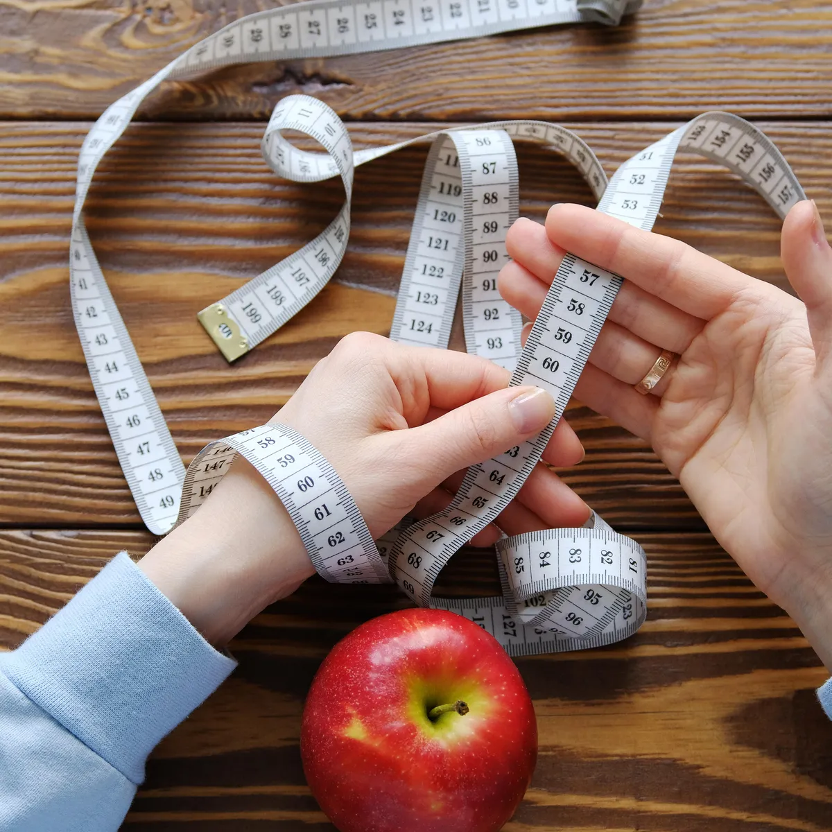 سیب برای لاغری - خوردن میوه ناشتا