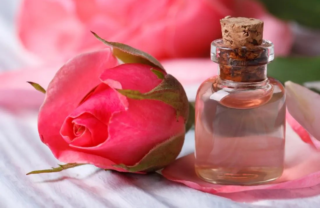 خواص گلاب برای پوست - ماسک زردچوبه و گلاب برای صورت