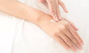 زمان مناسب استفاده از کرم برای رفع چروک دست
