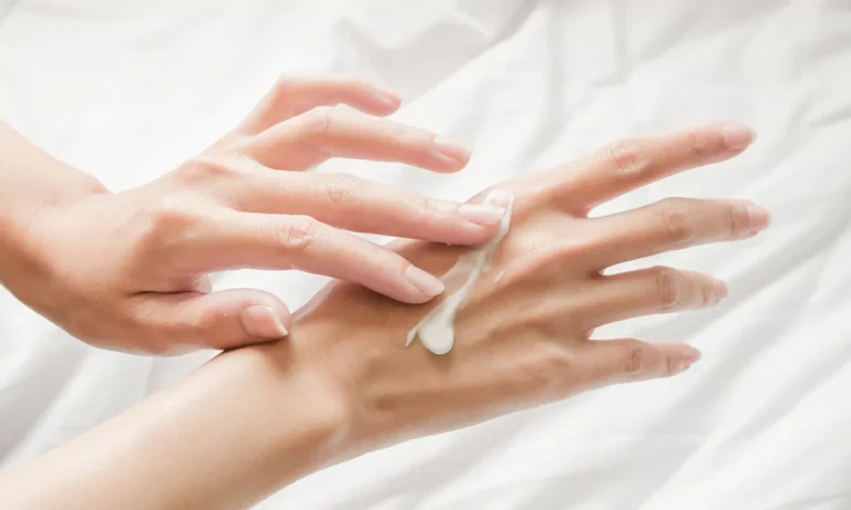 عکس دست در حال کرم زدن برای رفع چروک دست، بهترین کرم برای رفع چروک دست