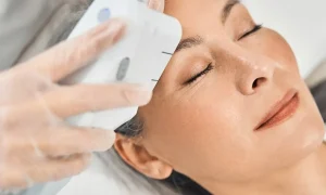 خانمس میانسال درحال انجام هایفوتراپی، هایفوتراپی برای چه سنی مناسب است؟