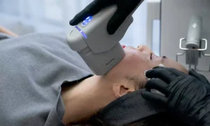 خانمی درحال انجام هایفو در قسمت پایینی دندان، تأثیر هایفو بر دندان