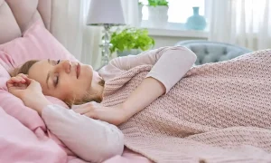 خانمی در حال استراحت و خواب بعد از هایفوتراپی صورت، نحوه خوابیدن بعد از هایفو