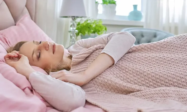 خانمی در حال استراحت و خواب بعد از هایفوتراپی صورت، نحوه خوابیدن بعد از هایفو
