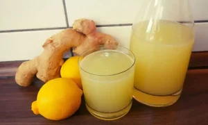 آب گرم و آب لیموترش تازه نوشیدنی زمستانه برای لاغری