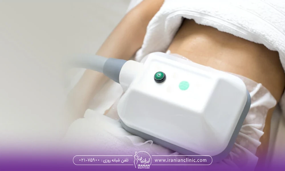 دستگاه لاغری در حال انجام فعالیت روی شکم فرد