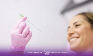 خانمی که از انتخاب بین هایفو و لیفت با نخ خود با توجه به شرایط پوستی رضایت دارد،هایفوتراپی یا لیفت با نخ برای غبغب و فک