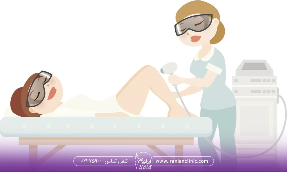 اپراتور لیزر در حال لیزر کردن پای دختر