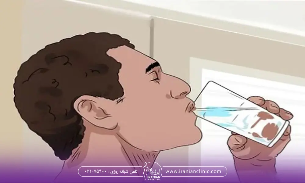 تصویر مرد در حال نوشیدن آب از درون لیوان شیشه‌ای - چگونه در 10 روز لاغر شویم