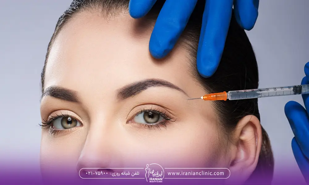 تصویر مراجعه کننده زن که پزشک در حال تزریق چربی به دور چشم او است - سن مناسب برای تزریق چربی