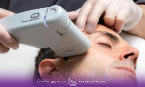 مردی که خوابیده و اپراتور درحال هایفو ترابی برای فرد است