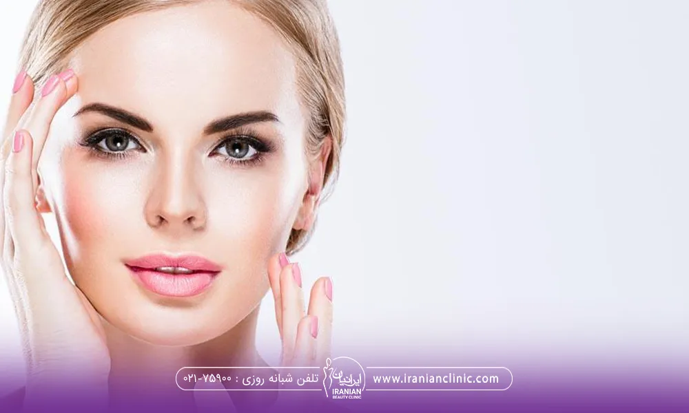 خانمی که به رو به رو نگاه میکند و دستانش را به صورتش نزدیک کرده است