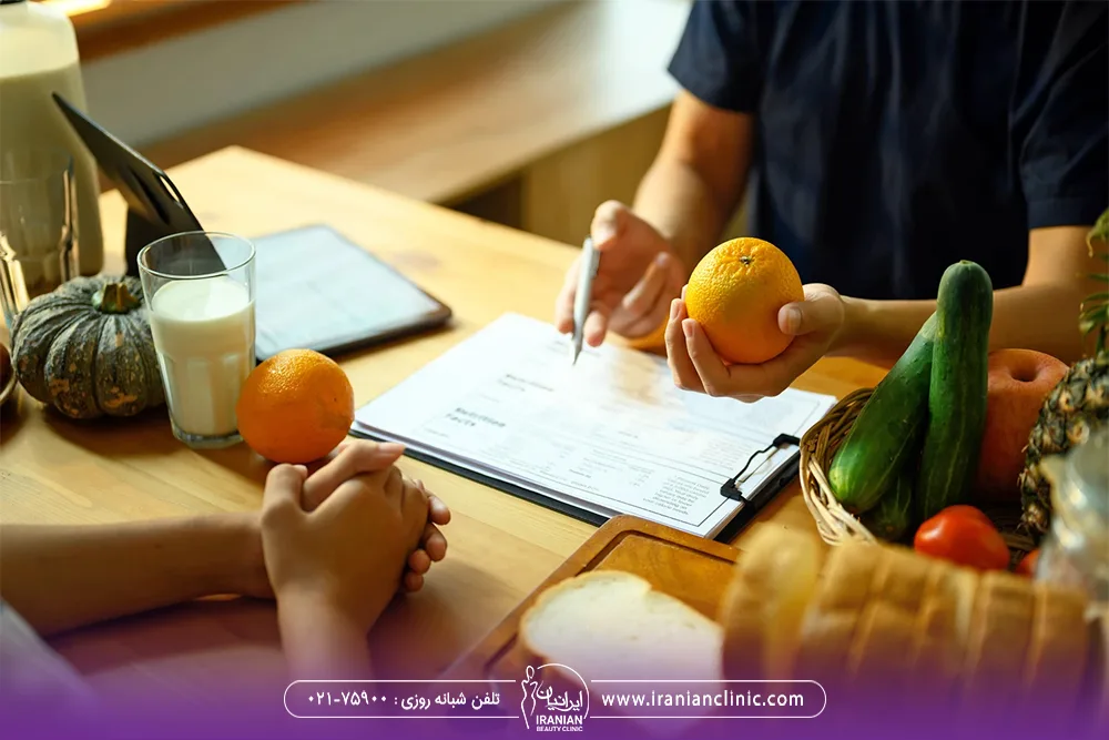 متخصص تغذیه که به فرد مشاوره می دهد